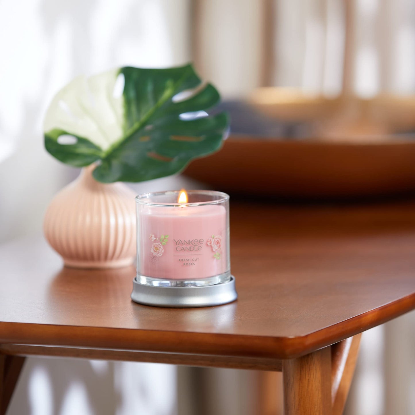 Yankee Candle Pink Sands Scented, Classic 22oz Large Jar Single Wick Candle, Over 110 Hours of Burn Time, Perfect for Creating Relaxing Atmosphere